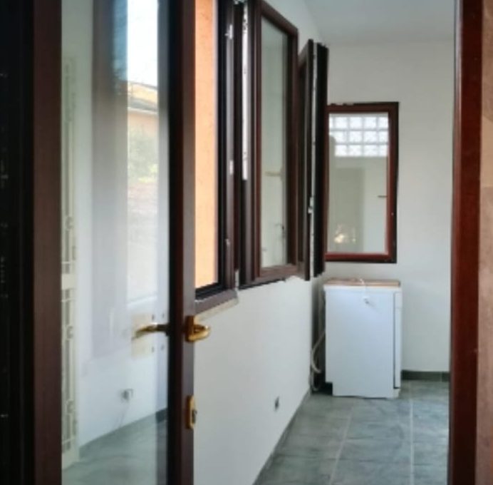 Ex veranda trasformata in stanza in muratura con nuovi infissi in legno